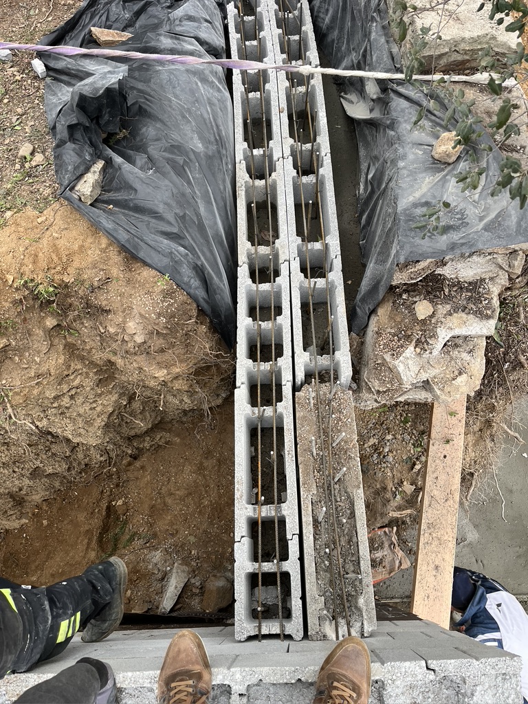 Mur en béton coulé sur place chantier